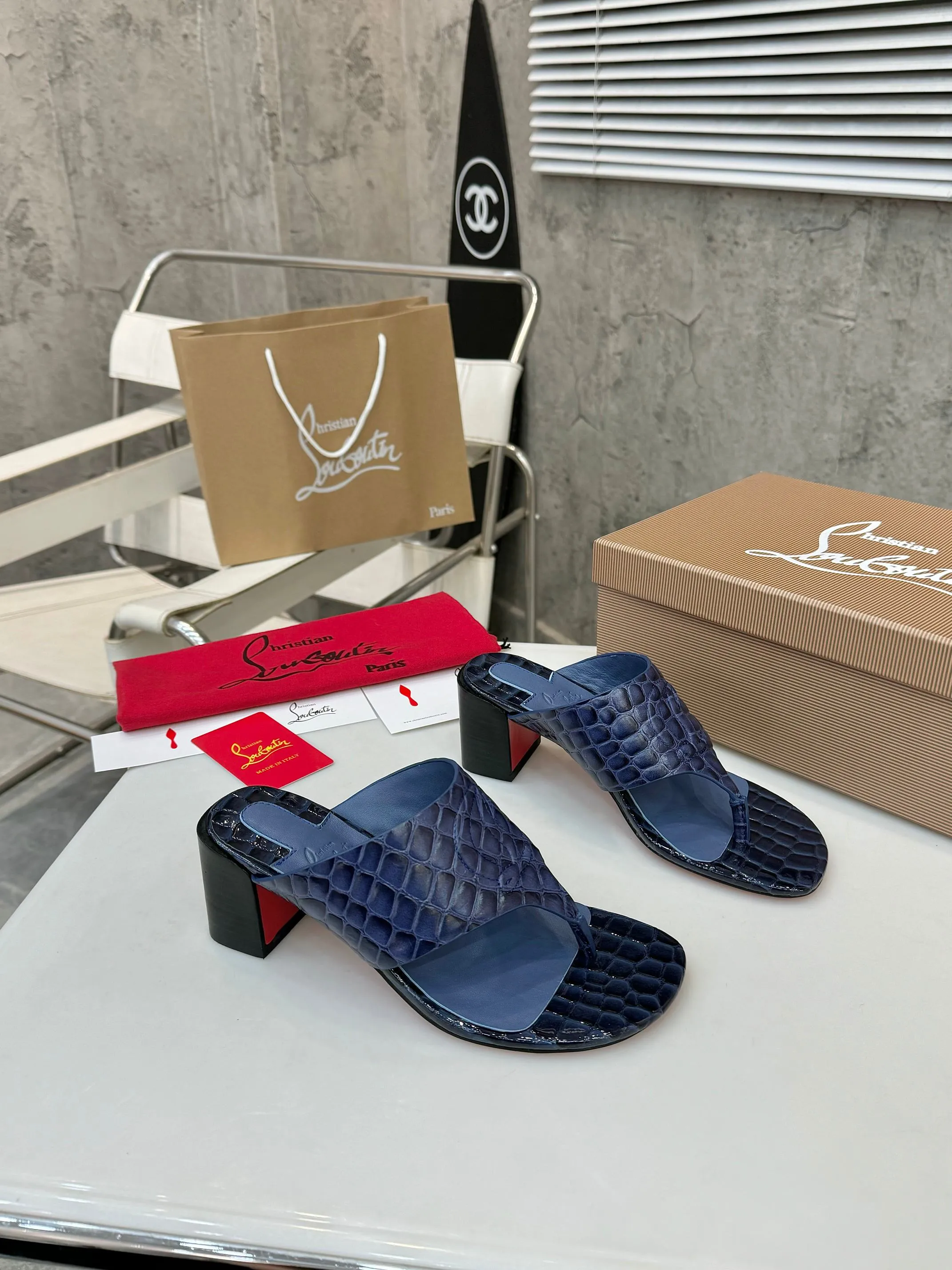 👟👟Ex-factory price 440👟👟 Genuine leather base +40 Top version Exclusive customization Purchasing level ⚡⑤ colors to choose from. Reintroducing Christian Louboutin (CL) logo design, the latest catwalk style of red-soled shoes 💥abbreviated as CL red-soled shoes T-stage catwalk style👠a fresh breeze with a touch of nobility, perfect on the feet💃elegant and crystal clear, all accessories, materials and patterns are all customized 1:1 from the original version, zero distance from the original version 1⃣Upper: crocodile pattern cowhide 2⃣Inner: sheepskin 3⃣Heel height: 7cm 4⃣🔺Original packaging 5⃣Number of yards: 35-42 yards (42 can be customized and cannot be returned or exchanged)